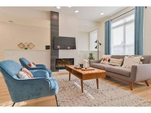 911-10060 46 Street Ne, Calgary, AB - Indoor Photo Showing Living Room