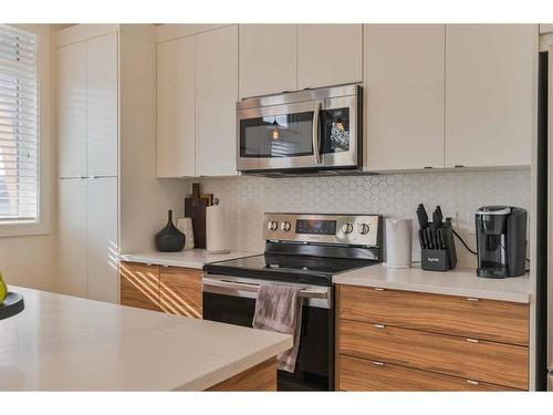 911-10060 46 Street Ne, Calgary, AB - Indoor Photo Showing Kitchen With Upgraded Kitchen