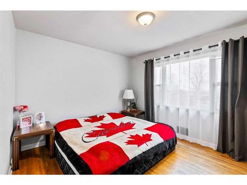 5607 Thorndale Place Nw, Calgary, AB - Indoor Photo Showing Bedroom