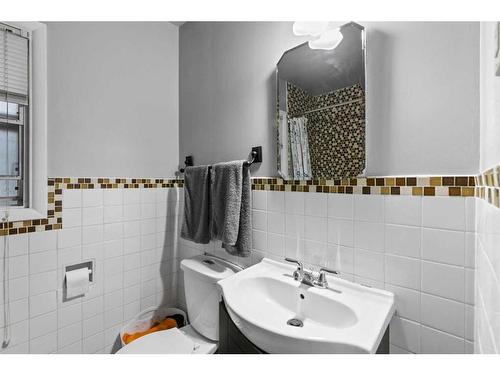 5607 Thorndale Place Nw, Calgary, AB - Indoor Photo Showing Bathroom