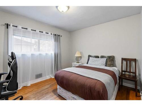 5607 Thorndale Place Nw, Calgary, AB - Indoor Photo Showing Bedroom