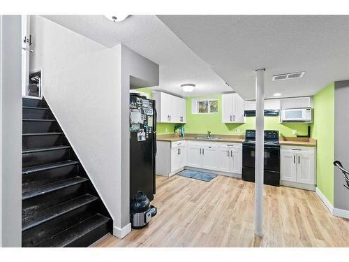 5607 Thorndale Place Nw, Calgary, AB - Indoor Photo Showing Kitchen