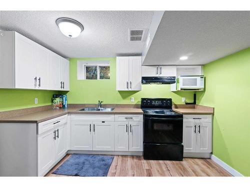 5607 Thorndale Place Nw, Calgary, AB - Indoor Photo Showing Kitchen With Double Sink