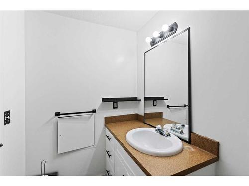 5607 Thorndale Place Nw, Calgary, AB - Indoor Photo Showing Bathroom