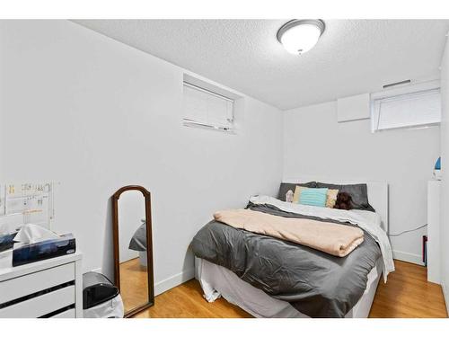 5607 Thorndale Place Nw, Calgary, AB - Indoor Photo Showing Bedroom