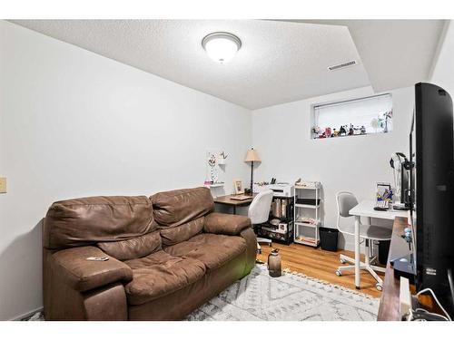 5607 Thorndale Place Nw, Calgary, AB - Indoor Photo Showing Living Room