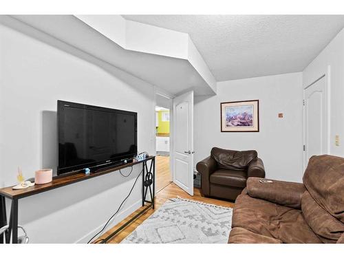 5607 Thorndale Place Nw, Calgary, AB - Indoor Photo Showing Living Room