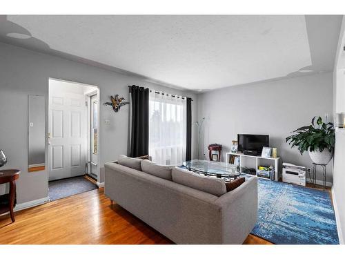 5607 Thorndale Place Nw, Calgary, AB - Indoor Photo Showing Living Room