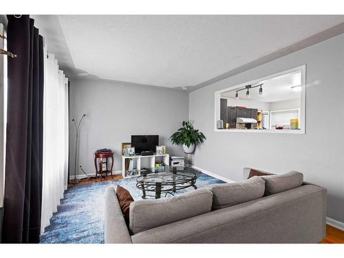 5607 Thorndale Place Nw, Calgary, AB - Indoor Photo Showing Living Room