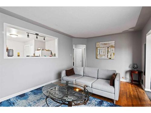 5607 Thorndale Place Nw, Calgary, AB - Indoor Photo Showing Living Room