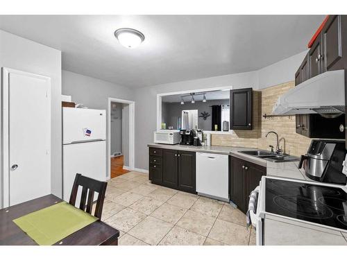 5607 Thorndale Place Nw, Calgary, AB - Indoor Photo Showing Kitchen With Double Sink