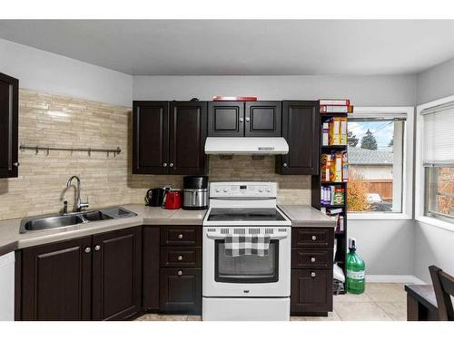 5607 Thorndale Place Nw, Calgary, AB - Indoor Photo Showing Kitchen With Double Sink