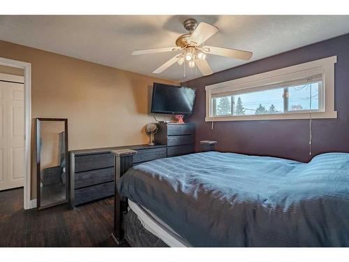 9028 Fairmount Drive Se, Calgary, AB - Indoor Photo Showing Bedroom