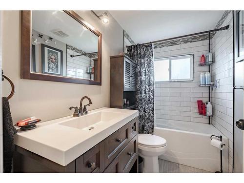 9028 Fairmount Drive Se, Calgary, AB - Indoor Photo Showing Bathroom