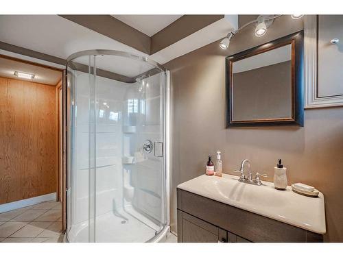 9028 Fairmount Drive Se, Calgary, AB - Indoor Photo Showing Bathroom