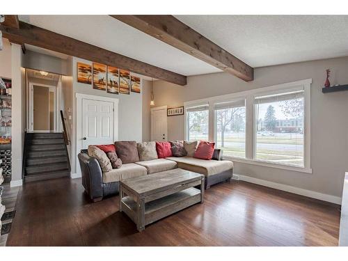 9028 Fairmount Drive Se, Calgary, AB - Indoor Photo Showing Living Room