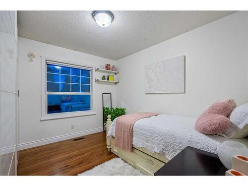 1131 Lake Bonavista Drive Se, Calgary, AB - Indoor Photo Showing Bedroom