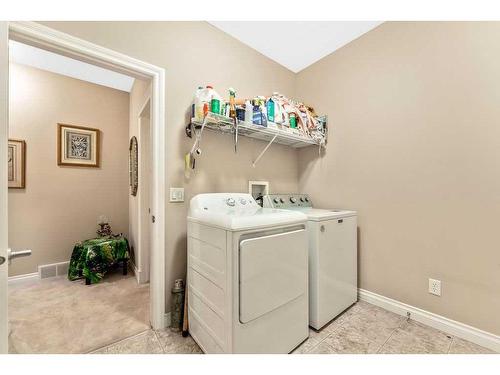 147-1000 Glenhaven Way, Cochrane, AB - Indoor Photo Showing Laundry Room