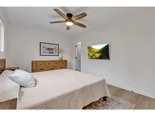 4216 Chippewa Road Nw, Calgary, AB - Indoor Photo Showing Bedroom