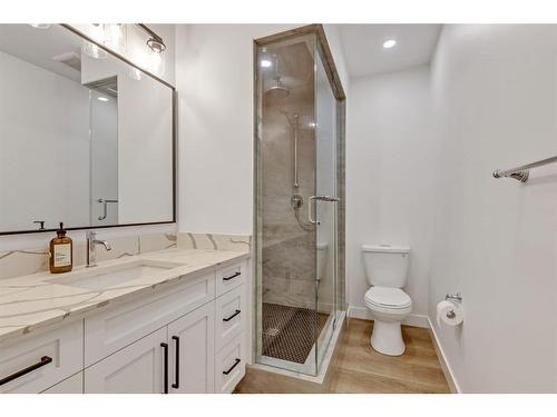 4216 Chippewa Road Nw, Calgary, AB - Indoor Photo Showing Bathroom