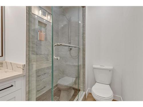 4216 Chippewa Road Nw, Calgary, AB - Indoor Photo Showing Bathroom