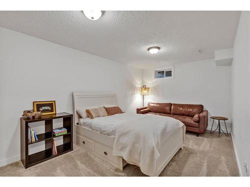 4216 Chippewa Road Nw, Calgary, AB - Indoor Photo Showing Bedroom