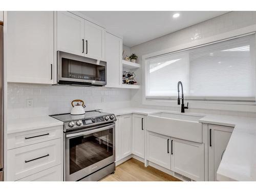 4216 Chippewa Road Nw, Calgary, AB - Indoor Photo Showing Kitchen With Upgraded Kitchen