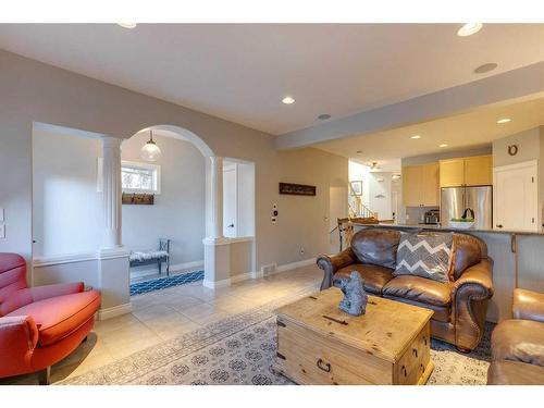 2808 30 Street Sw, Calgary, AB - Indoor Photo Showing Living Room