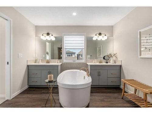 80 Magnolia Green Se, Calgary, AB - Indoor Photo Showing Bathroom