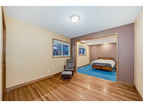 421 1 Avenue Se, Airdrie, AB - Indoor Photo Showing Bedroom