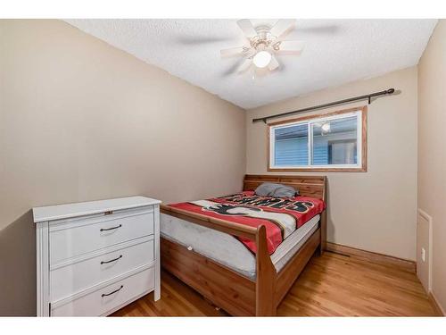 421 1 Avenue Se, Airdrie, AB - Indoor Photo Showing Bedroom