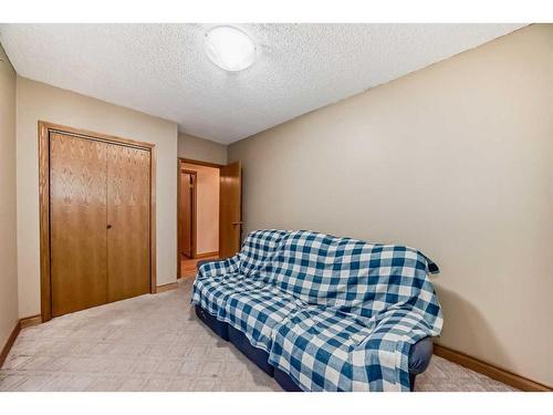 421 1 Avenue Se, Airdrie, AB - Indoor Photo Showing Bedroom