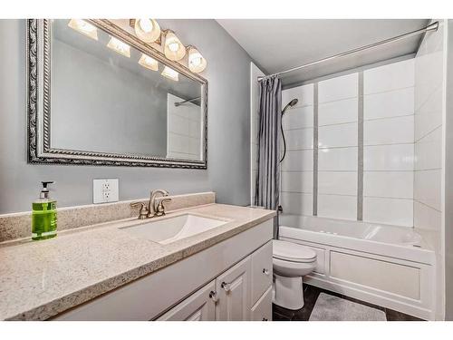 421 1 Avenue Se, Airdrie, AB - Indoor Photo Showing Bathroom