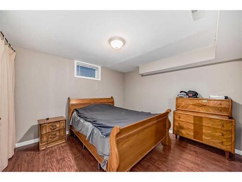 421 1 Avenue Se, Airdrie, AB - Indoor Photo Showing Bedroom