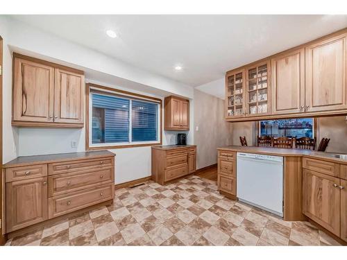 421 1 Avenue Se, Airdrie, AB - Indoor Photo Showing Kitchen