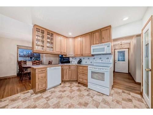 421 1 Avenue Se, Airdrie, AB - Indoor Photo Showing Kitchen