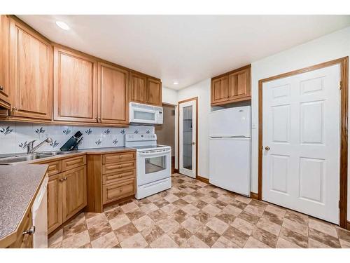 421 1 Avenue Se, Airdrie, AB - Indoor Photo Showing Kitchen With Double Sink