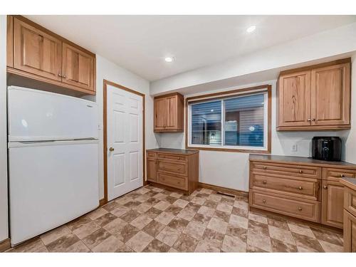 421 1 Avenue Se, Airdrie, AB - Indoor Photo Showing Kitchen