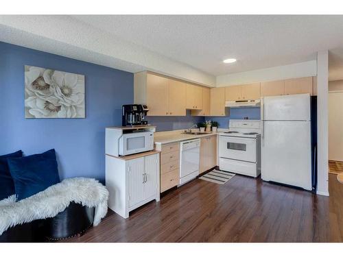 8105-304 Mackenzie Way Sw, Airdrie, AB - Indoor Photo Showing Kitchen