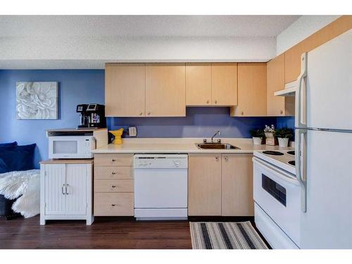 8105-304 Mackenzie Way Sw, Airdrie, AB - Indoor Photo Showing Kitchen