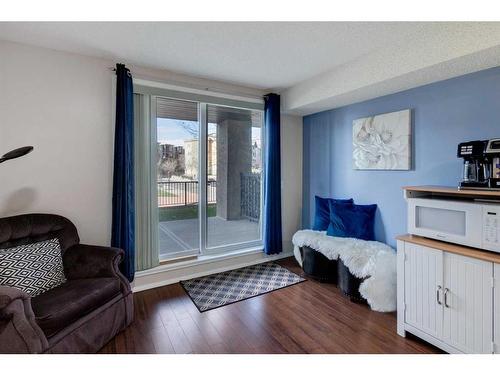 8105-304 Mackenzie Way Sw, Airdrie, AB - Indoor Photo Showing Living Room