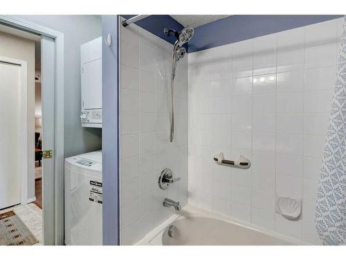 8105-304 Mackenzie Way Sw, Airdrie, AB - Indoor Photo Showing Bathroom