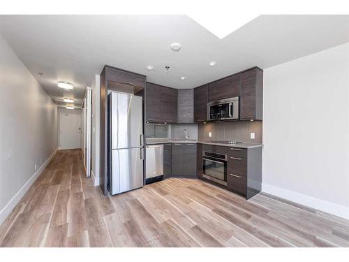 314-1087 2 Avenue Nw, Calgary, AB - Indoor Photo Showing Kitchen