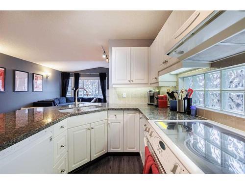 3007 29 Street Sw, Calgary, AB - Indoor Photo Showing Kitchen