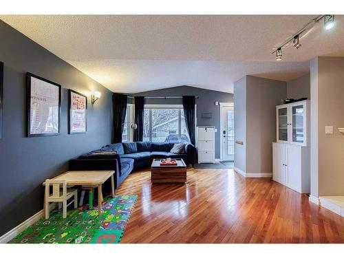 3007 29 Street Sw, Calgary, AB - Indoor Photo Showing Living Room