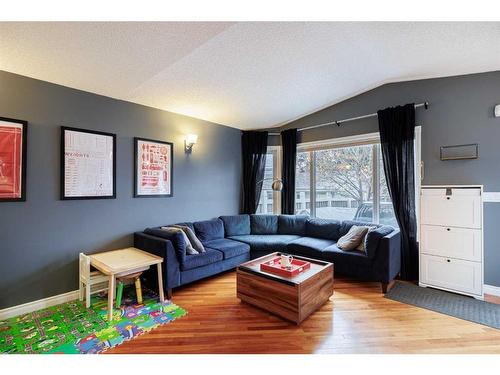 3007 29 Street Sw, Calgary, AB - Indoor Photo Showing Living Room