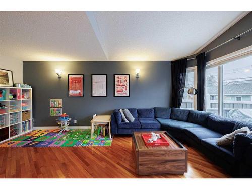 3007 29 Street Sw, Calgary, AB - Indoor Photo Showing Living Room