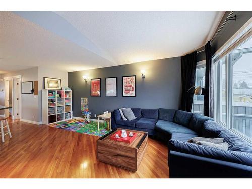 3007 29 Street Sw, Calgary, AB - Indoor Photo Showing Living Room