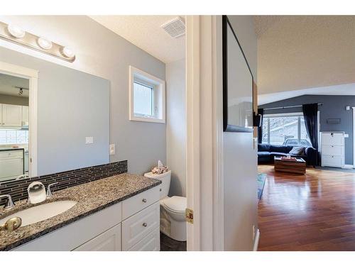 3007 29 Street Sw, Calgary, AB - Indoor Photo Showing Bathroom