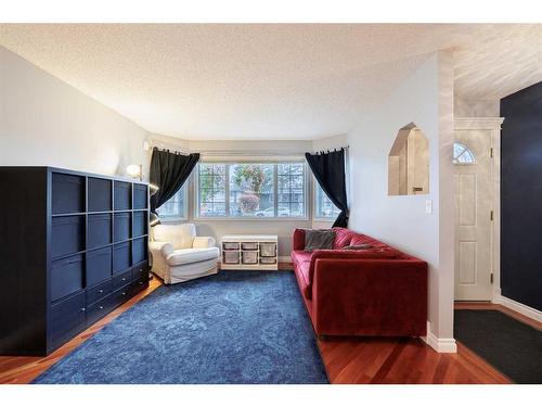 3007 29 Street Sw, Calgary, AB - Indoor Photo Showing Living Room